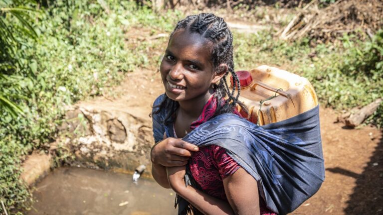 Girl with water in Illu Gelan