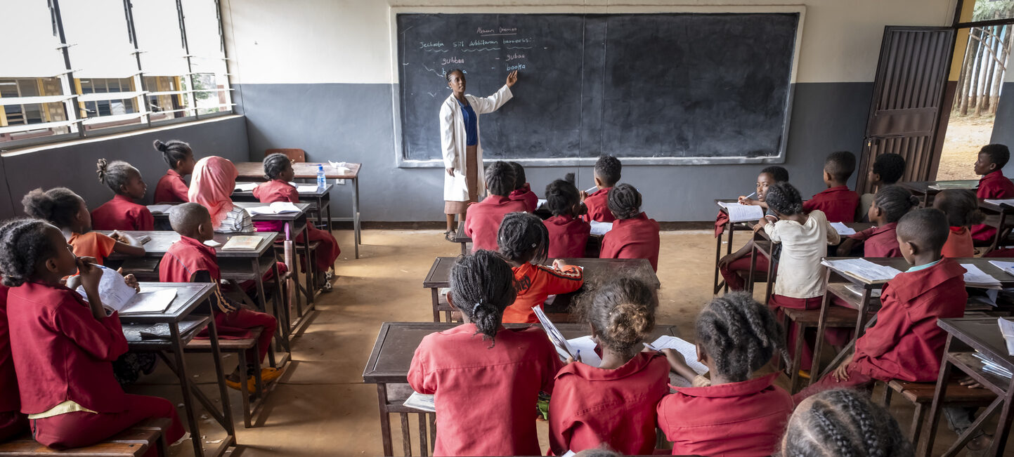 New school building in Illu Gelan - Education