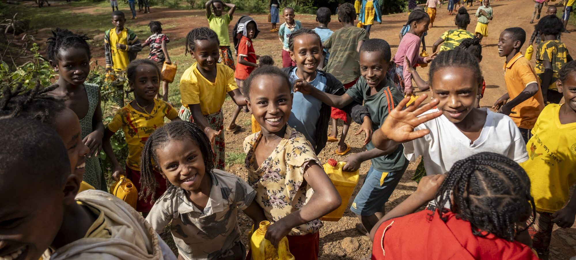 Children fetching water in the Kawo Koysha project area
