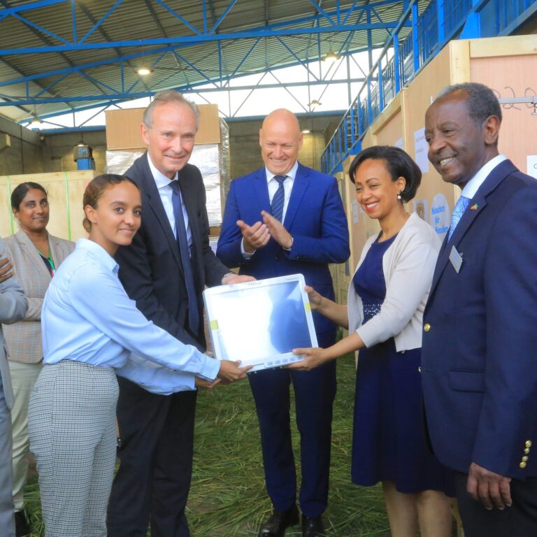 Feierliche-Uebergabe-der-medizinischen-Geraete-in-Addis-Abeba-mit-Gesundheitsministerin-Lia-Tadesse_Bildnachweis-Stiftung-Menschen-fuer-Menschen