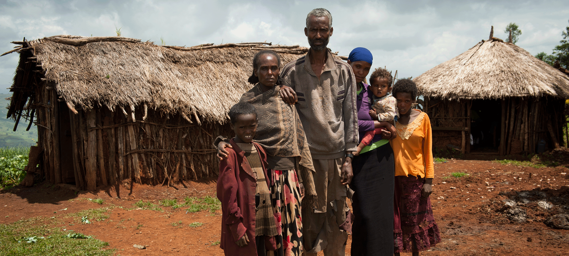 Family in front of a house in Ginde Beret