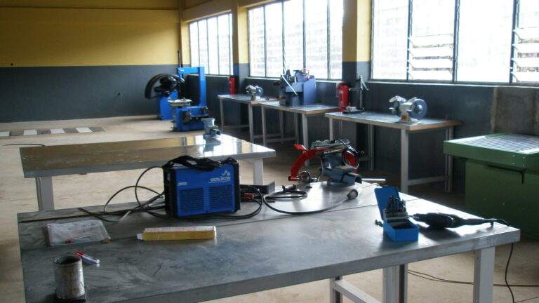 KfZ-Werkstatt an einem Technical and Vocational Training Center (TVET).