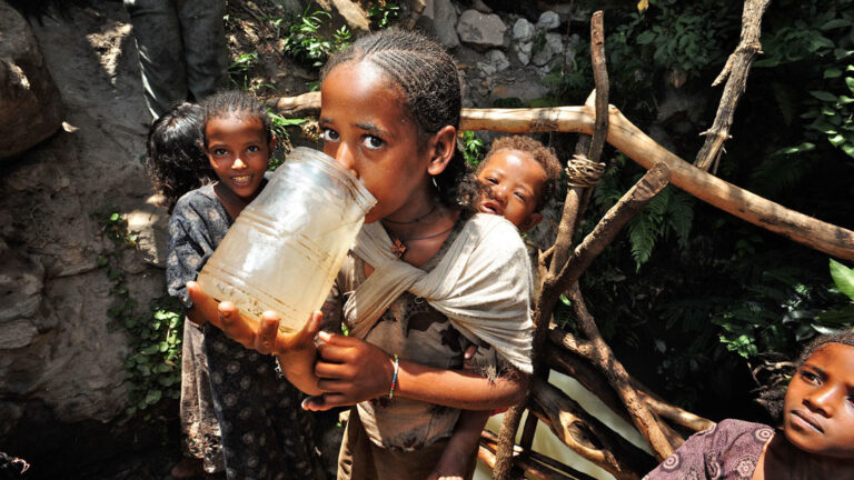 Kids drinking dirty water in abune ginde beret