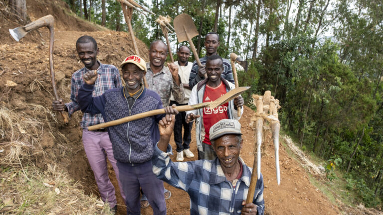 Farmers are working in the fields after a workshop by Menschen für Menschen