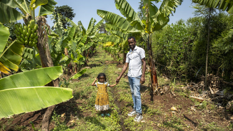 Modell farmer in Nono Benja with his daugther