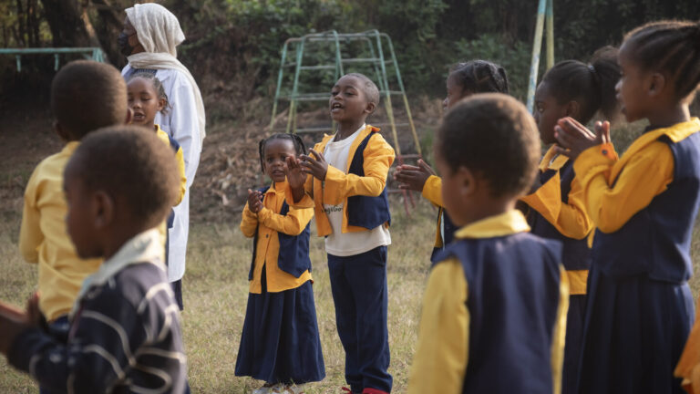 Children of Abdii-Borii playing outside