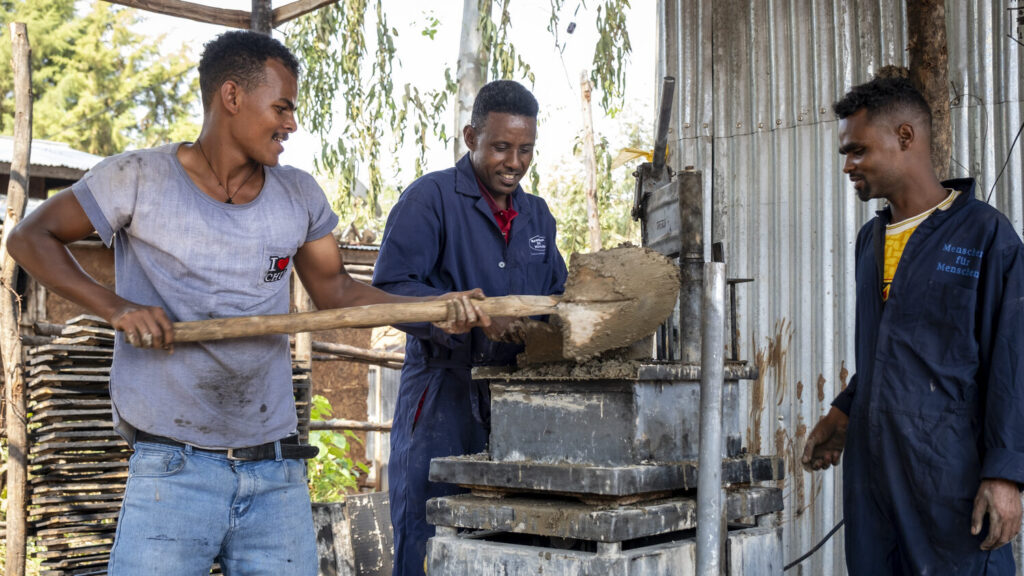 Projektgebiet Nono Benja Ziegelsteinproduktion -Sesu Bekele, 35 (rotes Polohemd, MfM-Blaumann), ist Teil des Teams, das in der Kleinstadt Alga Ziegelsteine produziert - Einkommen