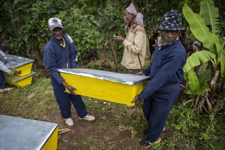 Beekeeper training in the Kawo Koysha project area.
